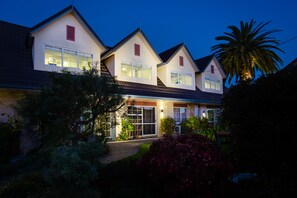 Front of property - evening/night - ASURE Colonial Lodge Motel (Napier)
