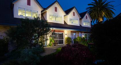 ASURE Colonial Lodge Motel