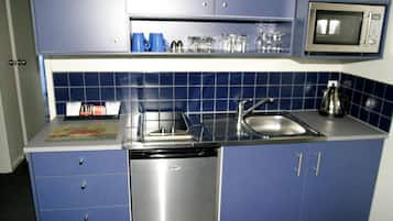 Apartamento, 2 habitaciones | Cocina privada | Frigorífico, microondas, horno y placa de cocina