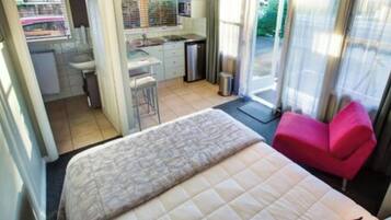 Suite, 1 letto queen | Angolo cottura privato | Frigorifero, microonde, forno, piano cottura