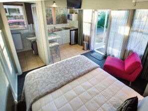 Petit Suite  | Private kitchenette | Fridge, microwave, oven, stovetop - ASURE Colonial Lodge Motel (Napier)