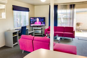 Three Bedroom Apartment  | Living area | 32-inch flat-screen TV with satellite channels, TV, DVD player - ASURE Colonial Lodge Motel (Napier)