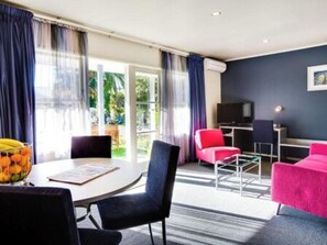 Sviitti, 1 makuuhuone | Työpöytä, kannettavalle tietokoneelle sopiva työtila, pimennysverhot