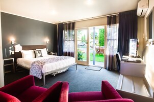 Executive Studio | Living area | 32-inch flat-screen TV with satellite channels, TV, DVD player