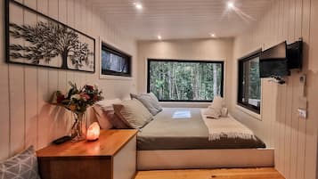 豪華小屋, 1 張特大雙人床, 花園景 | 羽絨被、獨特設計、獨特裝修、遮光窗簾/窗簾