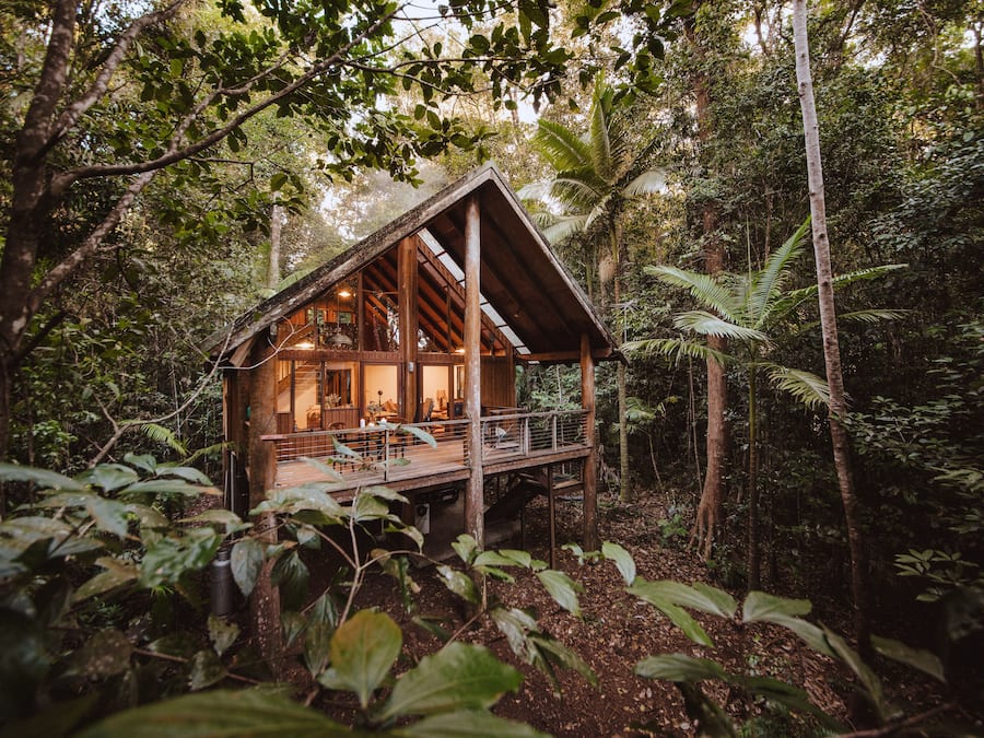 Rumah Pohon Deluks | Selimut bulu angsa dan didekorasi berbeda-beda