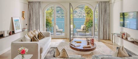 Mandarin, Suite | Premium bedding, down duvets, minibar, in-room safe