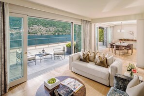 Suite (Vista Lago) | Living area | 32-inch Smart TV with digital channels, TV, pay films - Mandarin Oriental, Lago di Como (Blevio)