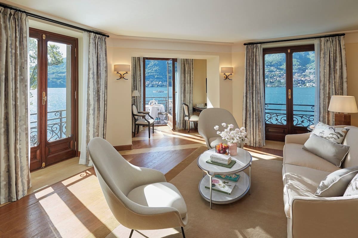 Un salón amplio con vista al mar, un balcón y un comedor.