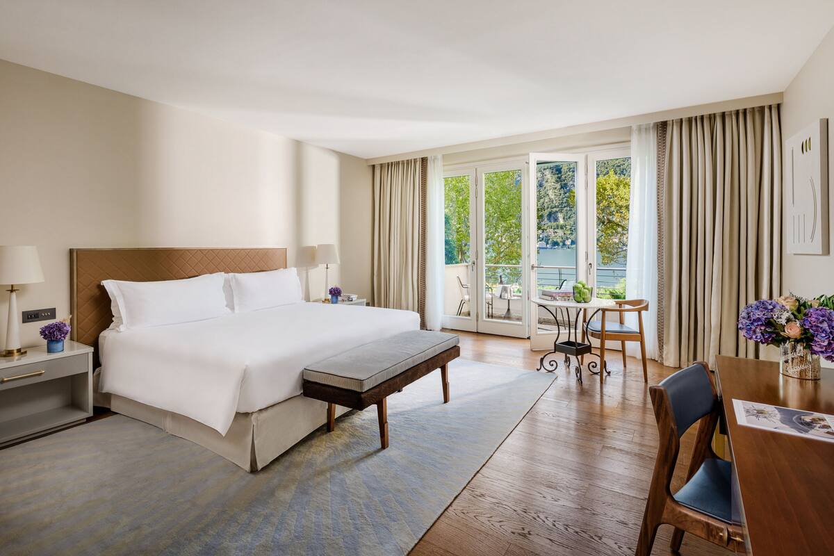 Deluxe Room, 1 King Bed | Premium bedding, down comforters, pillowtop beds, minibar
