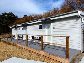 Ropa de cama de alta calidad, muebles diferentes y cortinas blackout 