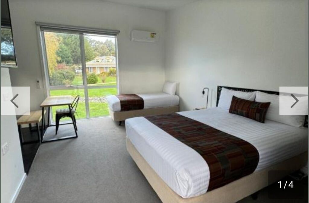 Estudio estándar, acceso para personas con movilidad reducida | Ropa de cama de alta calidad, muebles diferentes y cortinas blackout 