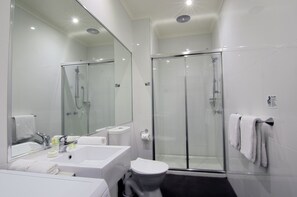 Dusche, kostenlose Toilettenartikel, Haartrockner, Handtücher