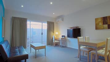 Apartamento Premium, 2 habitaciones | 1 dormitorio, escritorio, espacio para trabajar con un portátil