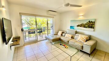 ๋๋ญ์ค ์ํํธ, ์นจ์ค 2๊ฐ, ์ฃผ๋ฐฉ, ํ์ฌ์ด๋ (Entire Unit) | ๊ฑฐ์ค ๊ณต๊ฐ | ํ๋ผ์ค๋ง TV, DVD ํ๋ ์ด์ด