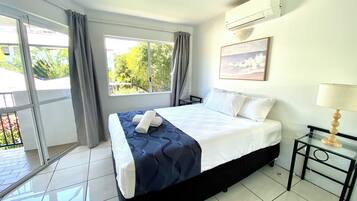 ๋๋ญ์ค ์ํํธ, ์นจ์ค 2๊ฐ, ์ฃผ๋ฐฉ, ํ์ฌ์ด๋ (Entire Unit) | ํ๋ก์ฐํ ์นจ๋, ๊ฐ์ค ๋ด ๊ธ๊ณ , ๊ฐ๊ฐ ๋ค๋ฅธ ์คํ์ผ์ ์ธํ
๋ฆฌ์ด, ๊ฐ๊ฐ ๋ค๋ฅด๊ฒ ๊ฐ๊ตฌ ๋น์น