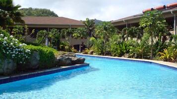 2 Außenpools, Sonnenschirme, Liegestühle