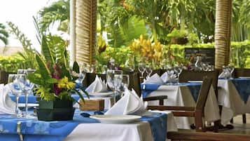 Petit-déjeuner, déjeuner et dîner servis sur place, vue sur le jardin