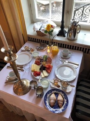 Daily continental breakfast for a fee - Vraa Slotshotel (Tylstrup)
