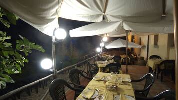 Breakfast, lunch, dinner served; Regional cuisine, garden views