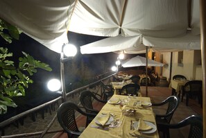 Aperto a colazione e pranzo, cucina regionale, con vista sul giardino 