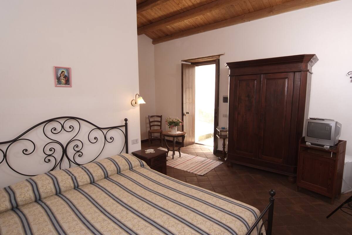 Double Room, Hill View, Mountainside | Desk