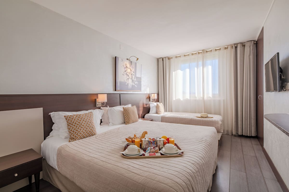 Triple Room | Minibar, in-room safe, desk, free WiFi