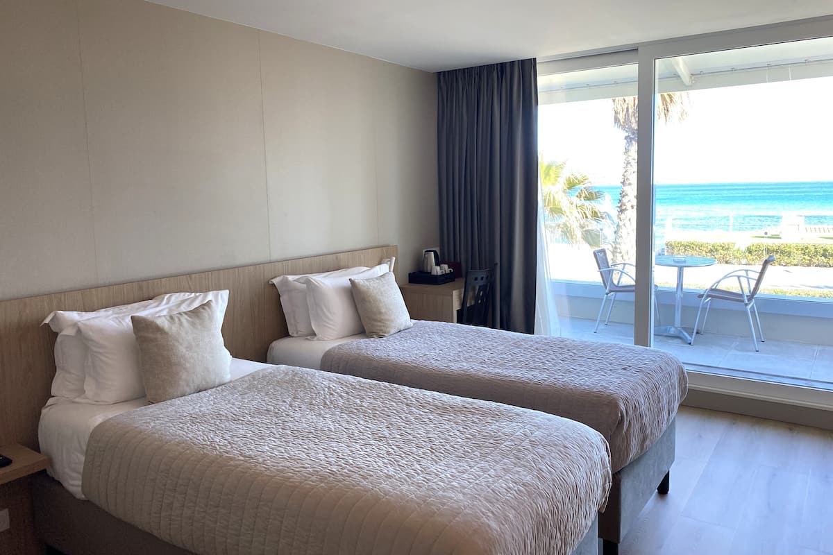 Twin kamer, balkon, uitzicht op zee | Een minibar, een kluis op de kamer, een bureau, gratis wifi