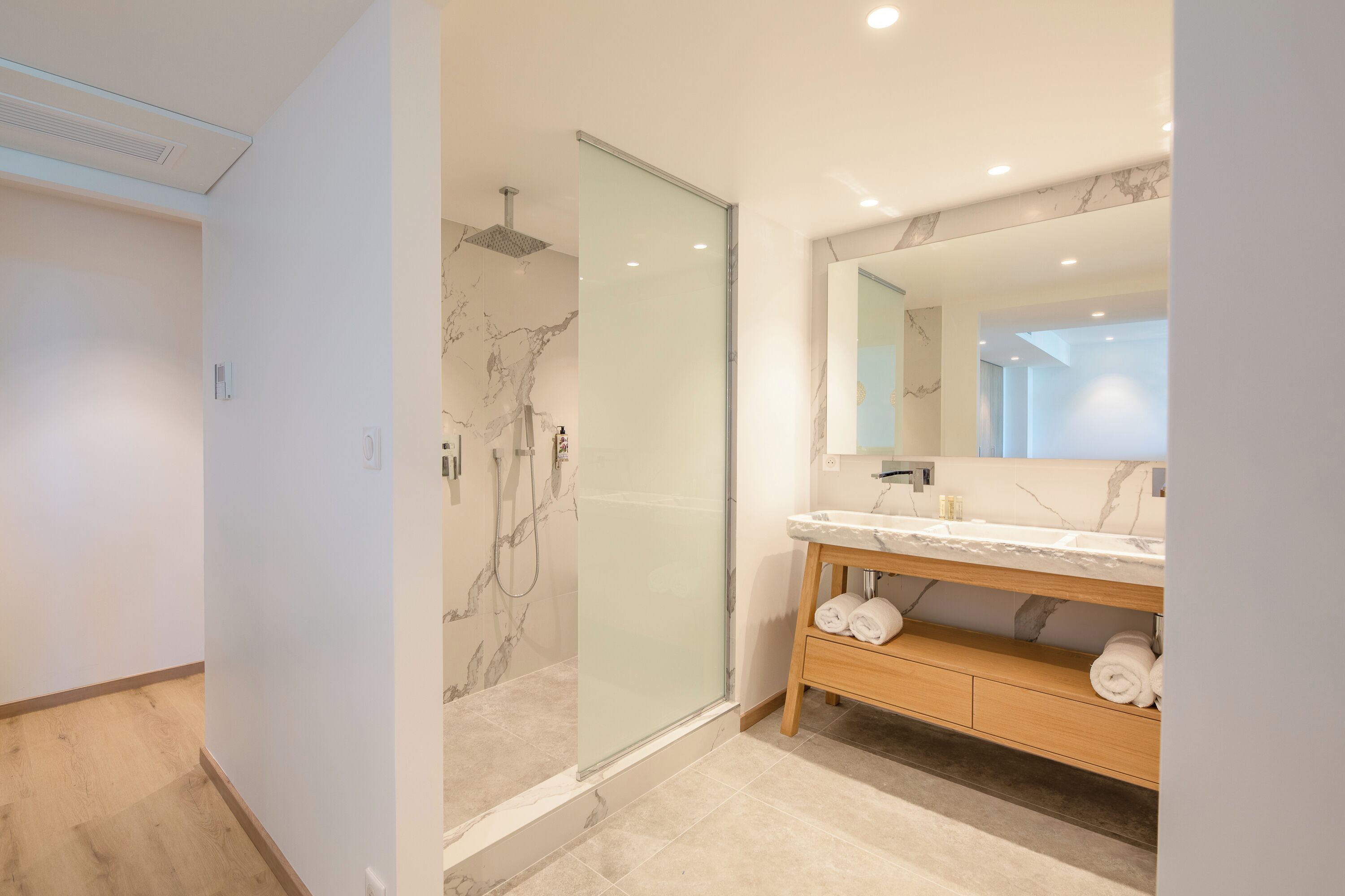 superior room | bathroom | free toiletries, hair dryer, towels