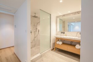 Habitación superior | Baño | Artículos de higiene personal gratuitos, secador de pelo y toallas