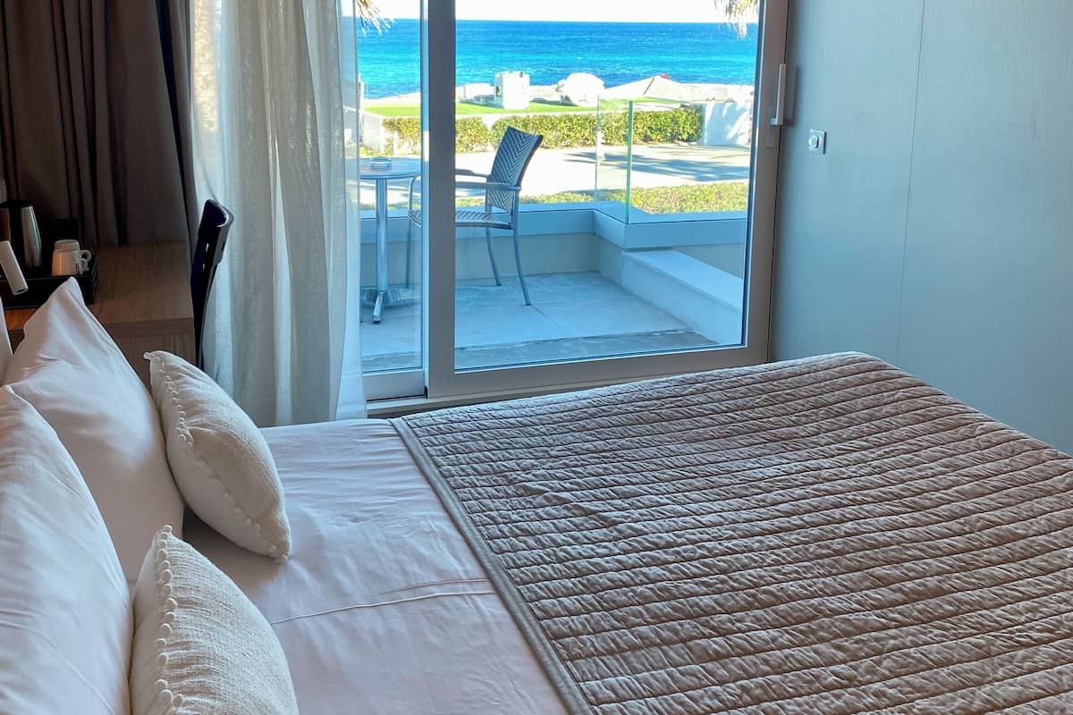 Tweepersoonskamer, balkon, uitzicht op zee | Een minibar, een kluis op de kamer, een bureau, gratis wifi