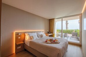 Minibar, coffres-forts dans les chambres, bureau, Wi-Fi gratuit