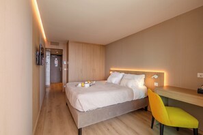 Double Room, Terrace, Sea View | Minibar, in-room safe, desk, free WiFi - Hôtel La Plage (Sainte-Maxime)