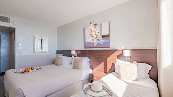 Habitación triple | Minibar, caja fuerte, escritorio y wifi gratis