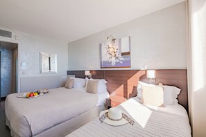 A hotel room with two beds, a breakfast tray, and a painting on the wall. - Hôtel La Plage (Sainte-Maxime)