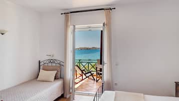 Triple Room, Sea View | Peti besi dalam bilik, meja, kalis bunyi, Wi-fi percuma