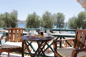 Se ofrece un desayuno bufé (10 EUR por persona)