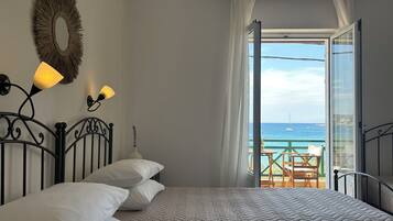 In-room safe, desk, soundproofing, free WiFi