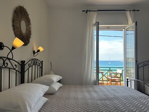 Caja fuerte, escritorio, sistema de insonorización y wifi gratis