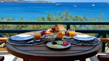 Tägliches Frühstücksbuffet (10 EUR pro Person)