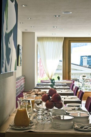 Free daily buffet breakfast