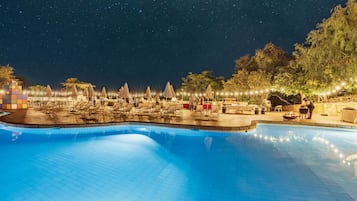 3 つの屋外プール、営業時間 8:00 ~ 18:30、プール パラソル、サンラウンジャー