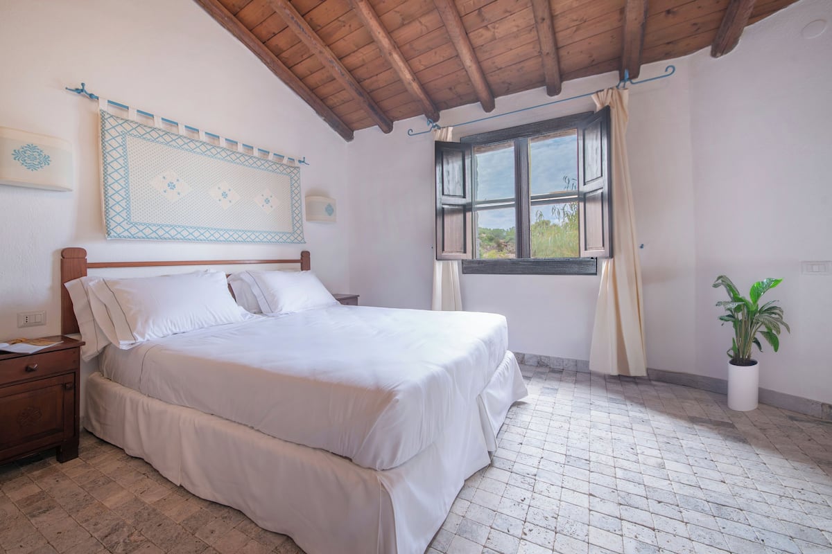 Classic Room | 1 bedroom, minibar, in-room safe, desk