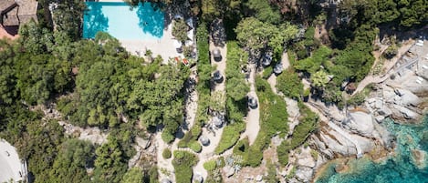 3 室外游泳池,08:00 至 18:30 开放,池畔遮阳伞,日光浴躺椅