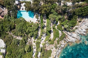 3 piscinas externas, funciona das 8h às 18h30, guarda-sóis