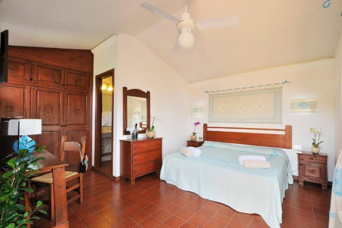 Minibar, in-room safe, desk, free WiFi