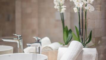 Superior Room | Bathroom | Shower, rainfall showerhead, free toiletries, hair dryer