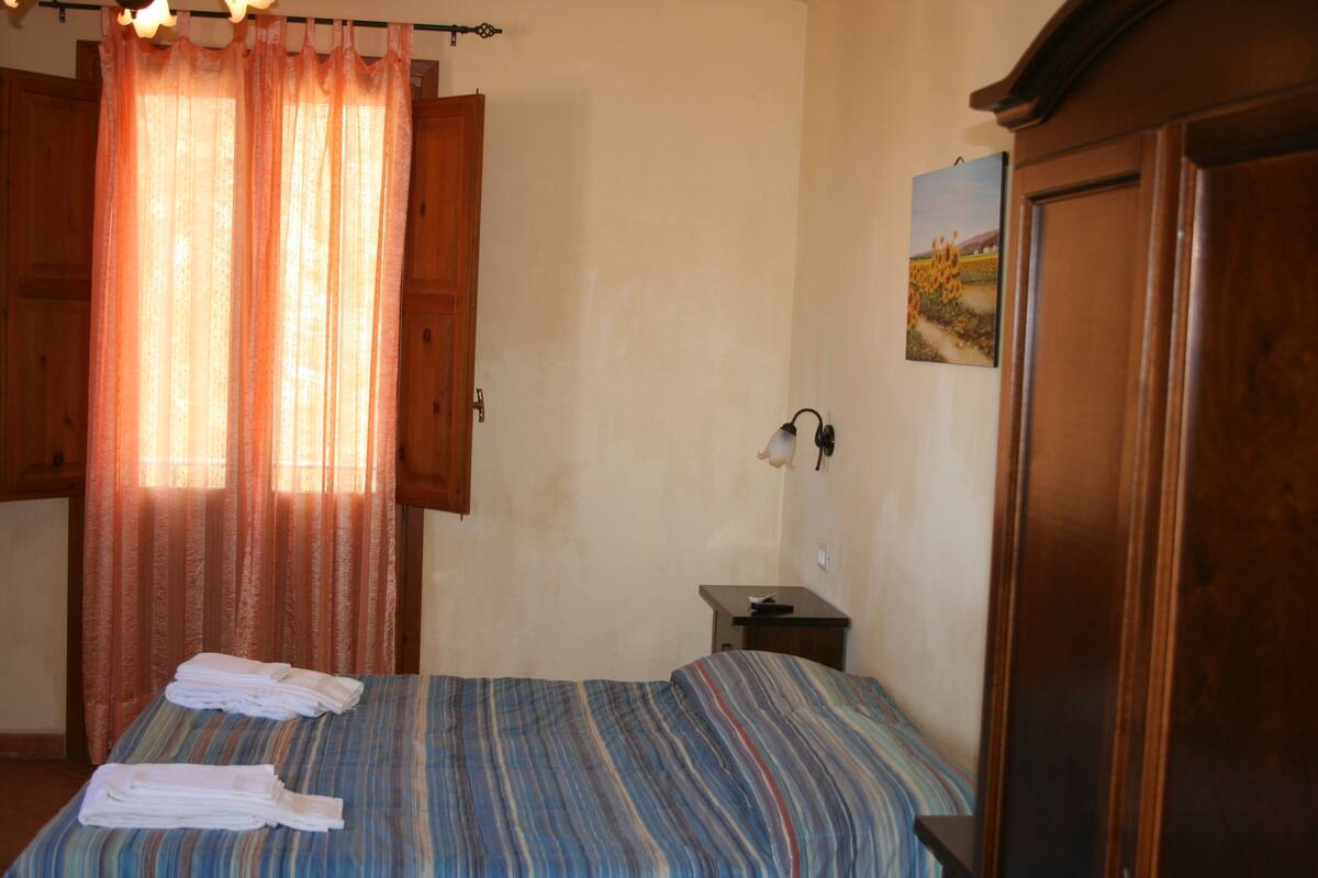 In-room safe, desk, WiFi (free)