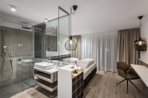 Habitación doble estándar | Baño | Secadora de cabello, pantuflas, bidet 