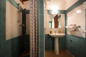 Double Room | Bathroom | Shower, hair dryer, bidet, towels - Cabrera House (Pozzallo)